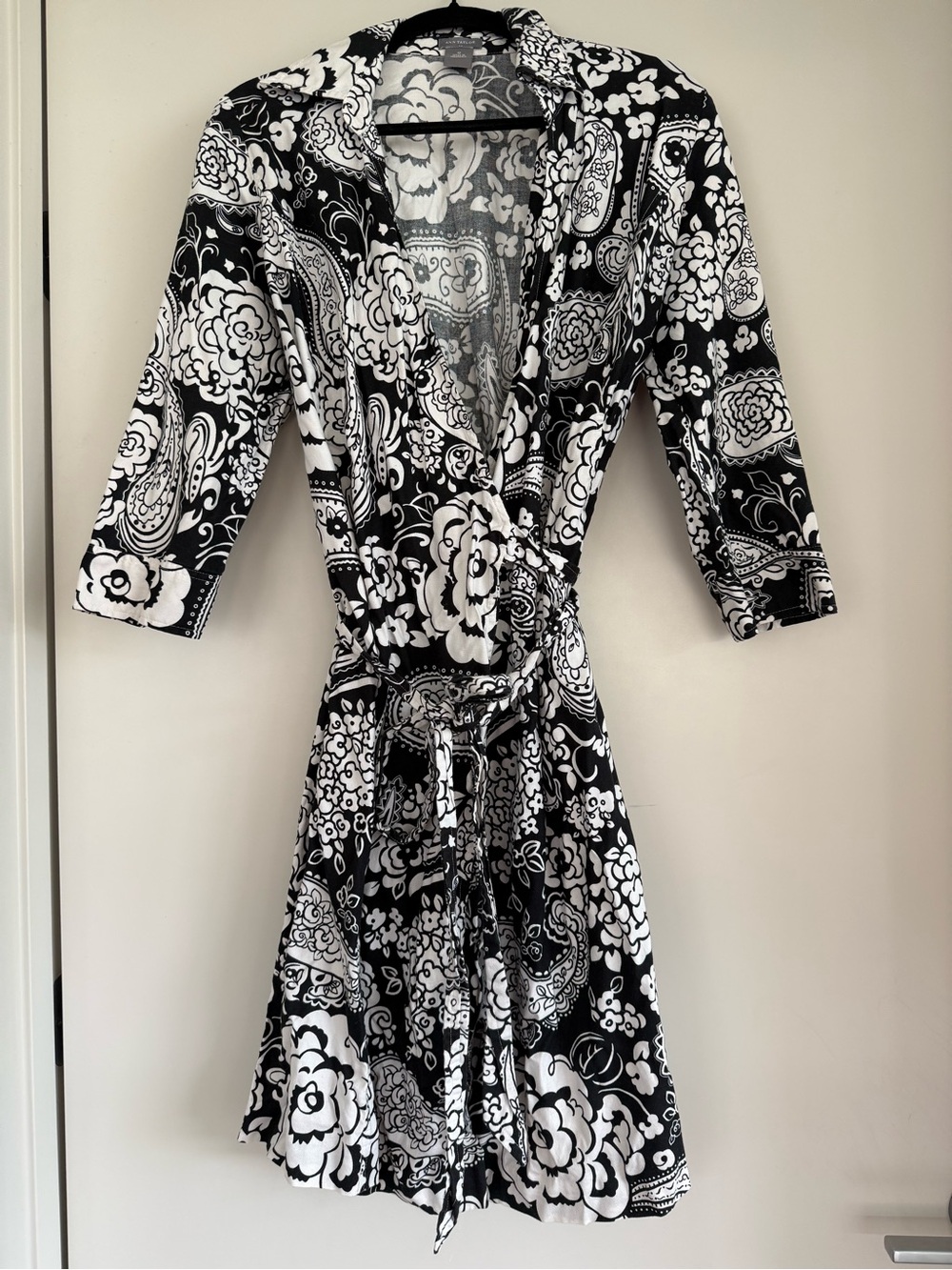 Ann Taylor Black & White Paisley Wrap Dress – Size 12 | Flattering & Timeless 🖤🤍